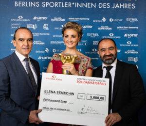 Manfred-von-Richthofen-Solidaritätspreis für Elena Semechin (Von links: Gerhard Wilhelm, Spielbank Berlin, Schwimm-Star Elena Semechin, Özcan Mutlu, Präsident BSB) I Foto: Dirk Lässig