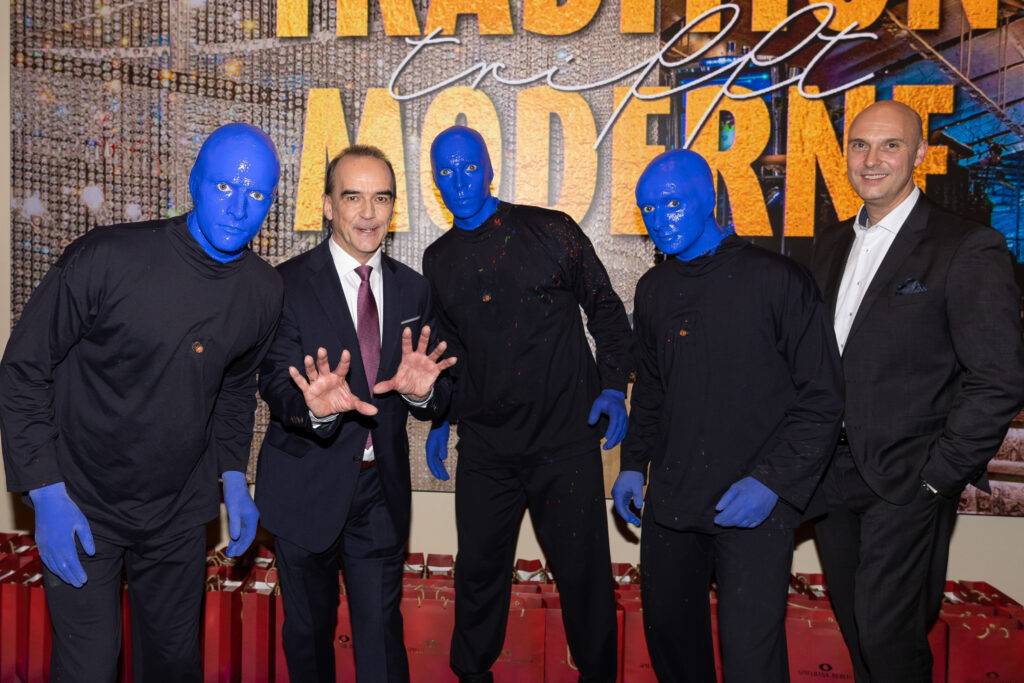 Blue Man Group mit Gerhard Wilhelm, Sprecher der Geschäftsführung, und David Schnabel, Geschäftsführer