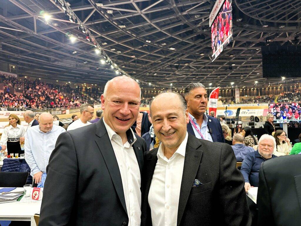 Berlins Regierender Bürgermeister Kai Wegner mit Mehmet Celikoglu, Geschäftsführer Spielbank Berlin | BERLINboxx